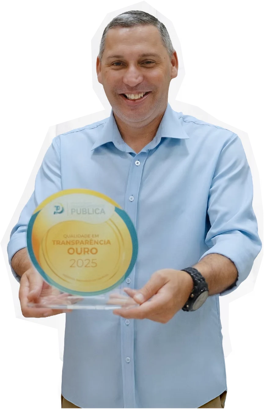 Alan Mansur segurando troféu de reconhecimento