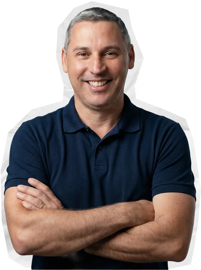 Alan Mansur de braços cruzados