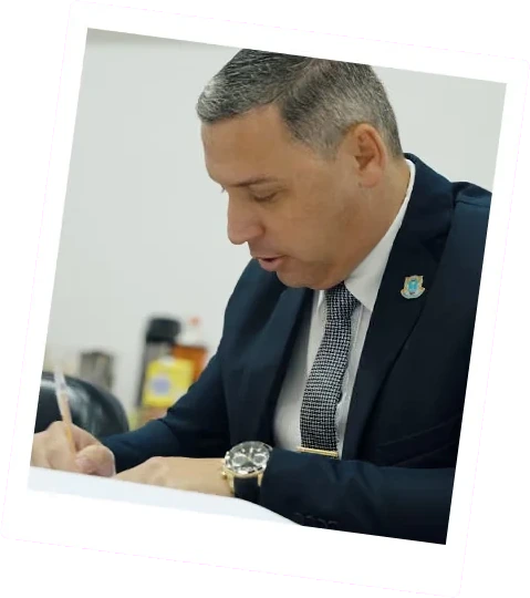 Alan Mansur assinando documento
